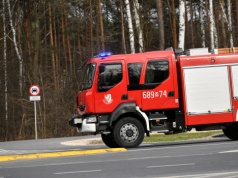 Śląskie: pożar traw utrudnił ruch pociągów. W akcji uczestniczy ponad 30 zastępów straży pożarnej