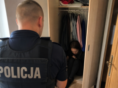 Myślała, że się ukryje… Policjanci zajrzeli do szafy i wszystko wyszło na jaw!