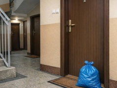 Dlaczego nie należy wystawiać śmieci przed drzwi? Nie chodzi tylko o estetykę