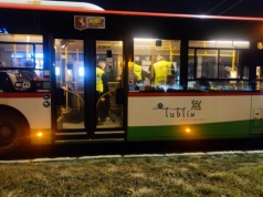Zaatakowali kierowcę autobusu, wybili też szybę. Poszło o jego narodowość