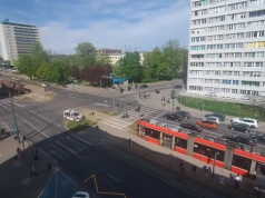Tramwaj zderzył się z ambulansem. Kursy mogą być opóźnione