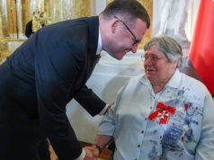 Dr Helena Pyz z Krzyżem Komandorskim Orderu Odrodzenia Polski. Lekarka doceniona za misję medyczną