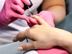 Najlepszy manicure na wesele i komunię. Elegancki i ponadczasowy