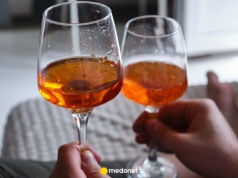 Jak alkohol wpływa na sen? Ekspertka wyjaśnia