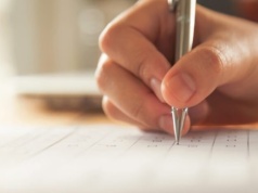Matura/ Na egzaminie z matematyki m.in. liczby rzeczywiste, funkcje i ciągi liczb (krótka)
