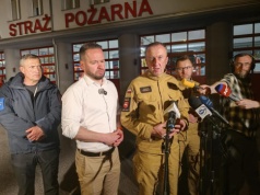 Sytuacja bardzo poważna, ogień wciąż się rozprzestrzenia. Na miejsce jadą wojewoda i komendant wojewódzki