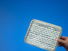 Gdzie wyrzucasz tacki po grillu? Większość z nas robi błąd