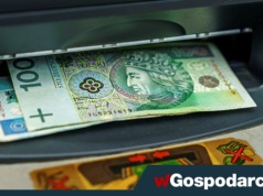 Polacy masowo wybierają gotówkę z banku. Istotne powody