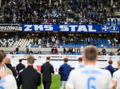 Wtargnął na murawę podczas meczu Stali Rzeszów z Wisłą Kraków. 50-latek z zarzutami