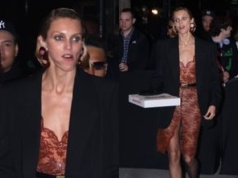 Anja Rubik przebrała się po Met Gali w brązowe koronki i skoczyła... po pizzę. Ikona? (ZDJĘCIA)
