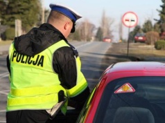 Nocny rajd ulicą Nowodąbrowską. Kierowca BMW pomylił ulice z autostradą.
