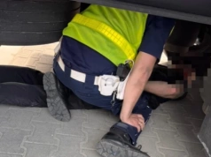 Szalona ucieczka przed policją. Motocyklista popełnił kilkadziesiąt wykroczeń i... schował się pod tirem
