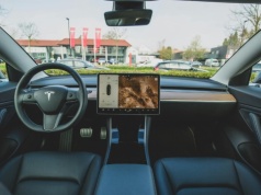 Tesla znów ma problem. 219 tys. aut z wadliwą kamerą cofania