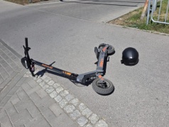Hulajnogista ratował się przed zdarzeniem z autem. Trafił do szpitala