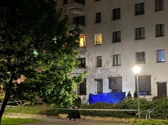 Skoczył z okna w trakcie ucieczki przed policją. Nowe ustalenia w sprawie ciała w mieszkaniu