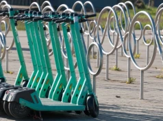 Hulajnogi w parkach i na chodnikach. Wiosna wraca, problem też