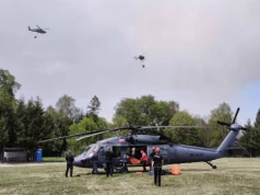 Warszawscy strażacy pomagają w akcji gaśniczej Puszczy Solskiej. Działania prowadzą ze śmigłowców ze zbiornikami typu Bambi Bucket