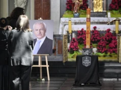 Pogrzeb Andrzeja Olechowskiego. Tłumy w kościele, morze kwiatów