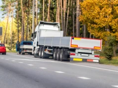 Postój na pasie awaryjnym to najprostsza droga do tragedii i mandatu. Sprawdź, co mówią przepisy