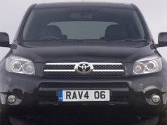 Toyota wraca do starego problemu RAV4. Wada zawieszenia może odebrać kontrolę