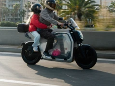 Elektryczny motocykl dostawczy. Ma półki, pojemniki i bieg wsteczny