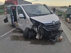 Dachowanie busa na autostradzie A1. Sześć osób uniknęło tragedii pod Piotrkowem