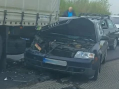 Groźne zderzenie na DK12 w Chojnie Nowym Drugim. Audi uderzyło w naczepę ciężarówki