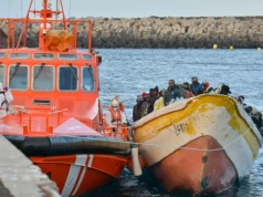 Łódź z 49 migrantami dotarła na Lanzarote. Wśród nich nieletni