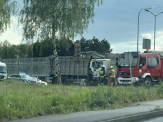 Kilkaset kilo szczątków zwierzęcych na DK-1. Źle zabezpieczony ładunek wypadł na jezdnię