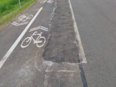Drogowcy naprawiają ścieżkę rowerową na terenie gminy Skomlin (zdjęcia)