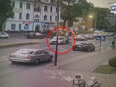 Wjechała rowerem w auto pod tarnogórską komendą. Jest nagranie
