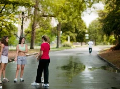 Nowy trend zamiast Tindera. Gen Z ucieka z aplikacji do parków!