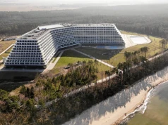 Z zewnątrz jak statek, a w środku? "Kryształowe żyrandole". Oto wnętrza Hotelu Gołębiewski Pobierowo