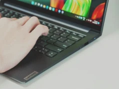 Tani laptop z Windowsem zdeklasował MacBooka Neo, ale internauci zarzucają badanie pod tezę na zlecenie Microsoftu