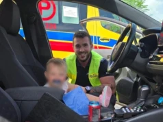 1,5-roczne dziecko zamknięte w aucie. Policjanci wybili szybę