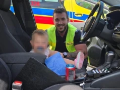 Śląskie: Policjanci wybili szybę w aucie, by dostać się do malutkiego dziecka