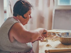 Młodzi nie chcą żyć jak rodzice. Wolą być jak włoskie babcie. "Nonna-maxxing" to potwierdza