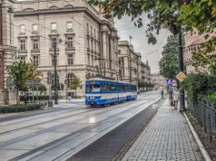 Pensje w Krakowie przebiły 13,4 tys. zł brutto. Jednocześnie firmy ograniczają zatrudnienie