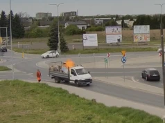 Auto jak pochodnia na rondzie Piaskowa-Rybnicka