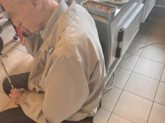 Ursynów: kim jest senior, który czeka w sklepie? Kontakt z nim jest utrudniony. Kobieta szuka jego rodziny