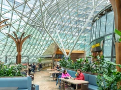 Zmiany w Złotych Tarasach. Wnętrza zyskały więcej zieleni oraz... coworking