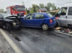 Wypadek w Mikorzynie. DK25 zablokowana po zderzeniu dwóch aut i busa