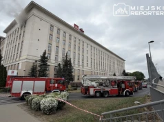 Gęsty dym wypełnił budynek na terenie Elektrociepłowni Żerań. Pożar w piwnicach budynku