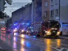 Pożar w garażu podziemnym przy ul. Krupniczej. Na miejscu kilka zastępów straży pożarnej