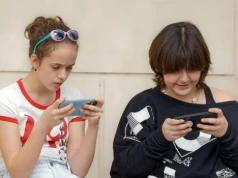 Szkoła bez smartfonów brzmi jak świetny plan. Jednak nowe badanie psuje prostą odpowiedź na to rozwiązaniu