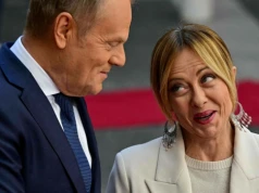 Donald Tusk i Giorgia Meloni przywitali się „włoskim pocałunkiem”. Ekspertka nie mogła milczeć