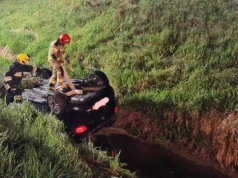 Dachowanie w Skrzyszowie. Auto wpadło do Wątoku przy zalewie
