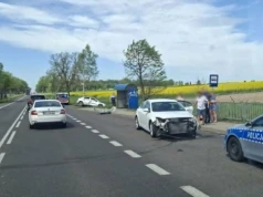 Postanowił zawrócić, nie zauważył nadjeżdżającego auta. Zderzenie dwóch opli na drodze krajowej