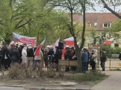 Protest przeciw „SAFE” przed domem premiera w Sopocie. Donald Tusk komentuje z Watykanu