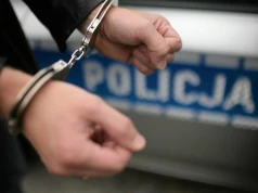 Uderzał głośnikiem, kopał, rozbijał butelki. Recydywista z Rzeszowa usłyszał prawomocny wyrok